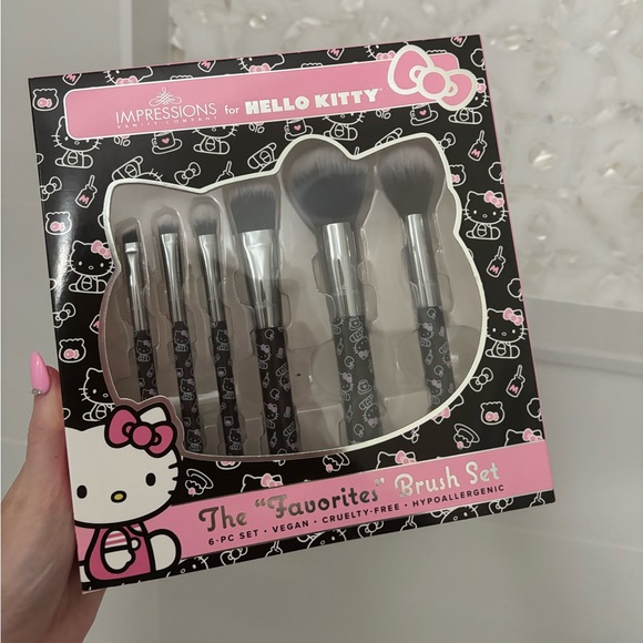 Hello Kitty black and pink makeup brushes - Picture 2 of 4